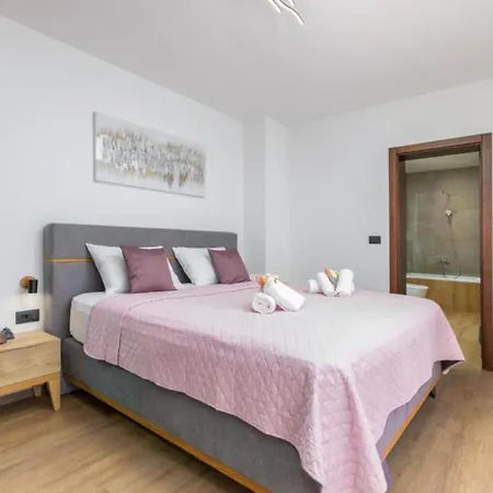 Ana Skicini For 10 People With Heated Pool, Kids Activities And Sea View Near Novigrad *