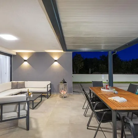 Ana Skicini For 10 People With Heated Pool, Kids Activities And Sea View Near Novigrad