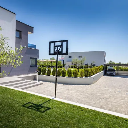 Ana Skicini For 10 People With Heated Pool, Kids Activities And Sea View Near Novigrad Villa