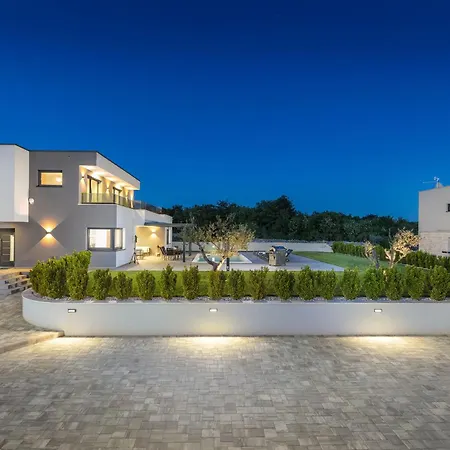 Villa Ana Skicini For 10 People With Heated Pool, Kids Activities And Sea View Near Novigrad *