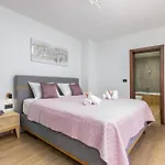 Ana Skicini For 10 People With Heated Pool, Kids Activities And Sea View Near Novigrad *