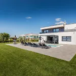 Ana Skicini For 10 People With Heated Pool, Kids Activities And Sea View Near Novigrad Villa *