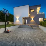 Ana Skicini For 10 People With Heated Pool, Kids Activities And Sea View Near Novigrad *
