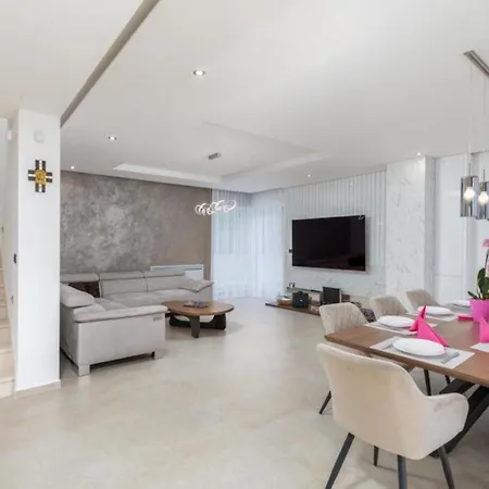 Ana Skicini For 10 People With Heated Pool, Kids Activities And Sea View Near Novigrad *