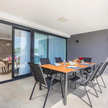 וילה Ana Skicini For 10 People With Heated Pool, Kids Activities And Sea View Near Novigrad