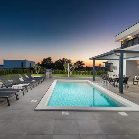 וילה Ana Skicini For 10 People With Heated Pool, Kids Activities And Sea View Near Novigrad *