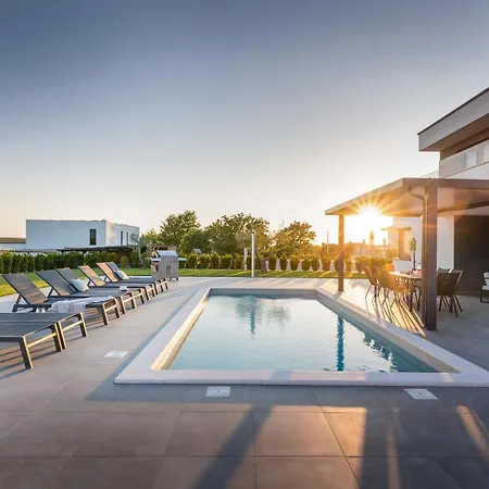 Ana Skicini For 10 People With Heated Pool, Kids Activities And Sea View Near Novigrad Villa