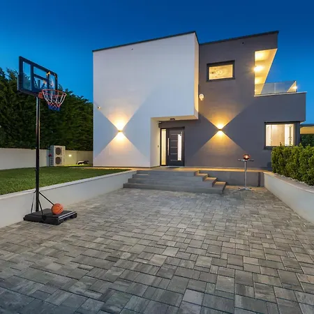 Ana Skicini For 10 People With Heated Pool, Kids Activities And Sea View Near Novigrad *