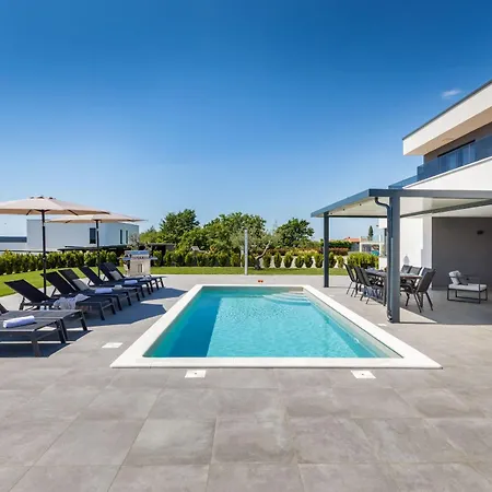 וילה Ana Skicini For 10 People With Heated Pool, Kids Activities And Sea View Near Novigrad *
