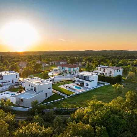 Ana Skicini For 10 People With Heated Pool, Kids Activities And Sea View Near Novigrad וילה *